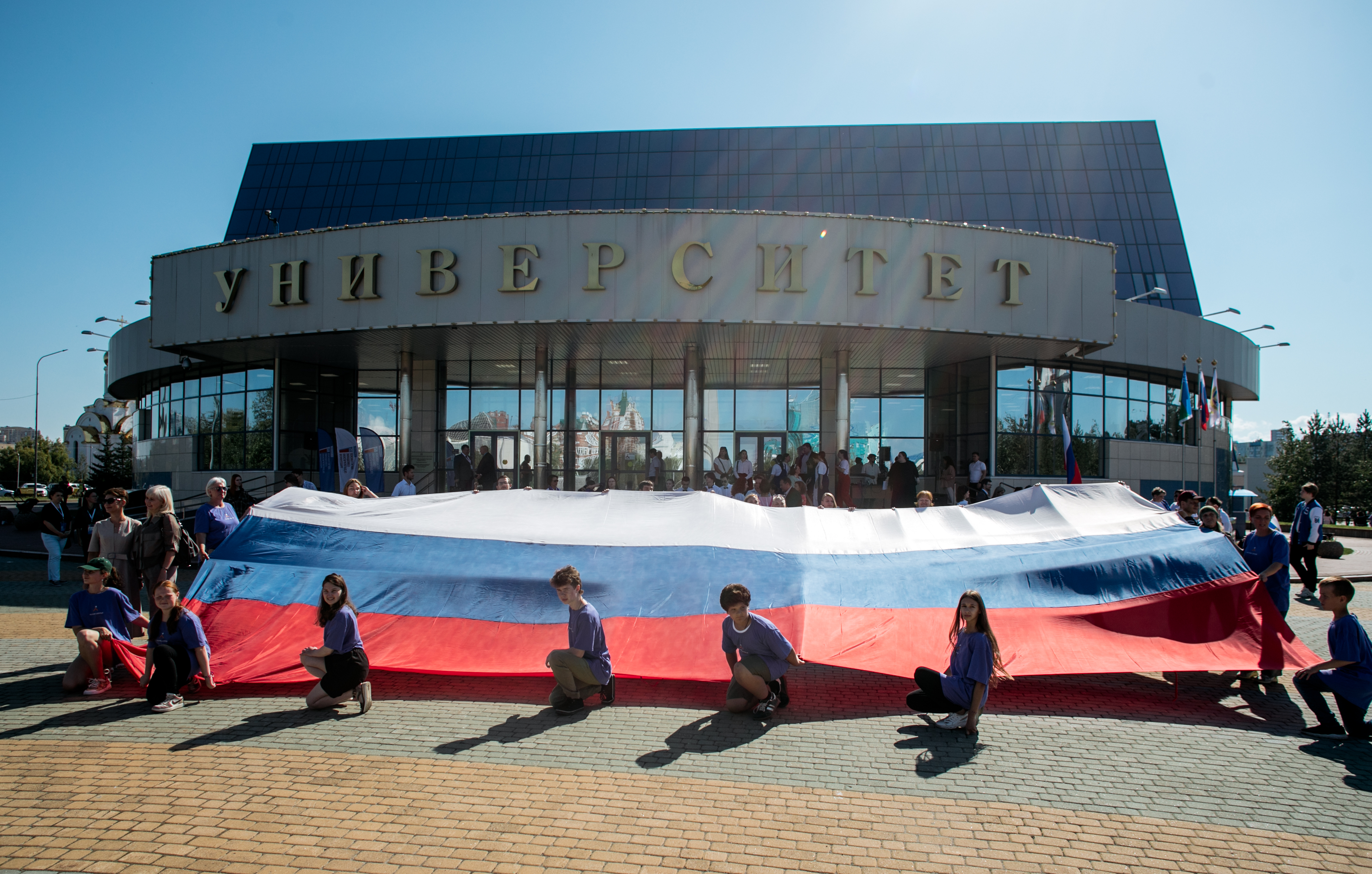 В День государственного флага Российской Федерации в Сургуте развернули триколор длиной 10 метров